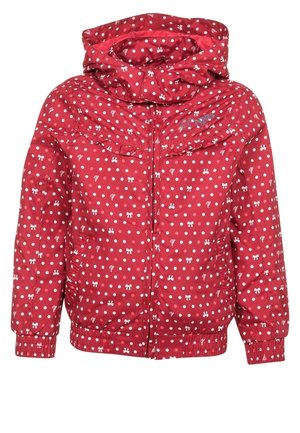 Červená péřová bunda s bílými puntíky a malými vzory mašliček. Obsahuje kapuci, zipový zavírání a nařasené manžety. Hladký povrch látky.