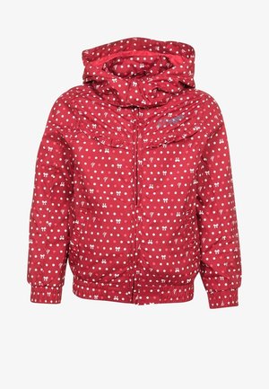 Chaqueta acolchada roja con lunares blancos y pequeños patrones de lazo. Cuenta con capucha, cierre de cremallera y puños fruncidos. Textura de tejido suave.