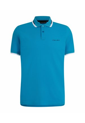 Türkises Poloshirt mit kontrastierendem Kragen, kombiniert mit dunklen Shorts. Die Accessoires umfassen graue Socken und weiße Turnschuhe. Einfaches Design.