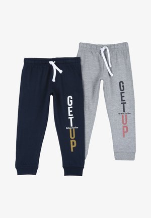 Marineblauwe en grijze sweatpants met witte trekkoorden. De marineblauwe broek heeft gele en witte branding; de grijze broek bevat rode en zwarte branding.