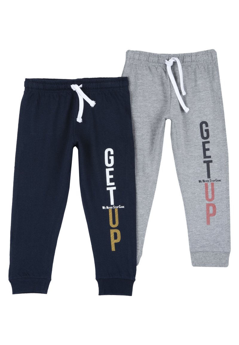 Marina- och grå mjukisbyxor med vita dragsnören. De marina byxorna har gul och vit märkning; de grå byxorna har röd och svart märkning.