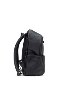 Sac à dos en nylon noir au design épuré, avec un compartiment principal à double fermeture éclair et une poche en mesh sur le côté pour le rangement.
