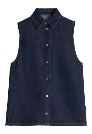Veste sans manches en denim bleu foncé avec un col pointu, des boutons-pression à l'avant et des poches sur les coutures latérales, posée à plat sur un fond blanc.