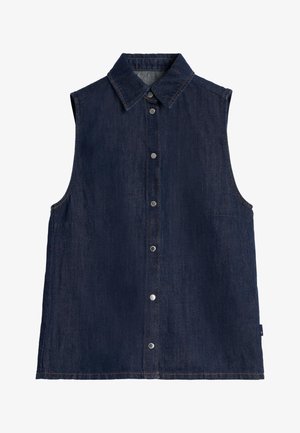Veste sans manches en denim bleu foncé avec un col pointu, des boutons-pression à l'avant et des poches sur les coutures latérales, posée à plat sur un fond blanc.