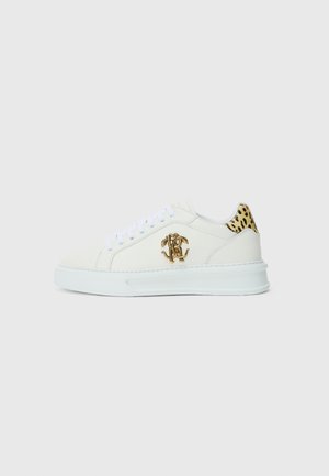 Baskets blanches avec un logo doré sur le côté, des accents de motif animal texturé sur le talon, et une semelle en caoutchouc blanc élégante.