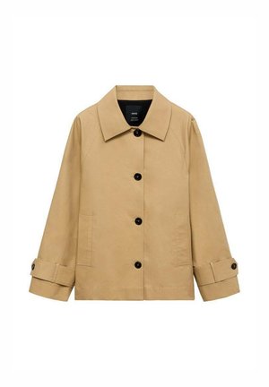 Veste beige en matériau léger, avec un col classique, des boutons noirs, des poches latérales et des manches retroussables pour un ajustement réglable.