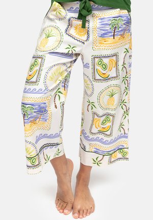 Pantalones de pierna ancha con estampados tropicales que incluyen piñas, plátanos, kiwi, palmeras, sol y olas del océano en tonos amarillos, verdes y morados.