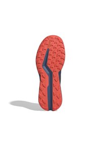 Sole in gomma rossa con profonde scanalature, caratterizzata da un accento blu lungo il lato. Il design enfatizza la trazione e la durabilità.