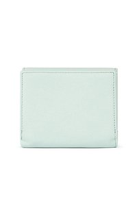 Portafoglio in pelle blu chiaro con una finitura testurizzata, con angoli arrotondati e cuciture visibili lungo i bordi. Design compatto, stile minimalista.