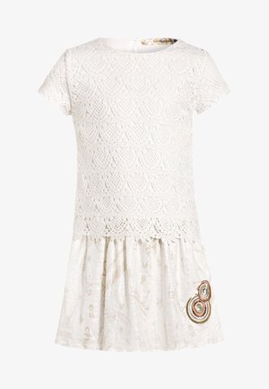 Robe blanche à manches courtes avec corsage en dentelle superposée, encolure ronde, jupe froncée avec un imprimé subtil et patch brodé circulaire près de l'ourlet.