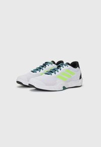 Witte sportieve schoenen met groene accenten, bovenkant van mesh, zwarte hak en gestructureerde zool. Teal veters zorgen voor contrast. Minimalistisch ontwerp.