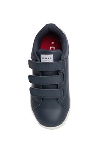 Sneaker per bambini blu navy con tre cinturini in velcro, punta arrotondata, collo imbottito, suola sintetica bianca e soletta rossa con etichetta di taglia 31.