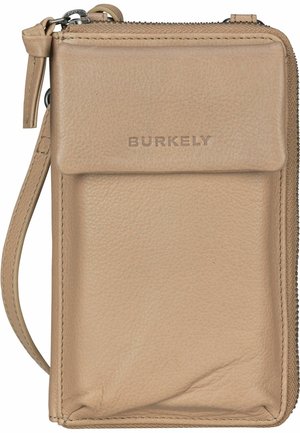 Beige leren polsportemonnee met voorzak met flap, ritssluiting en het geperste "BURKELY" logo op de flap.
