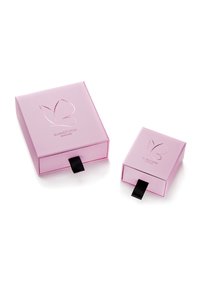 Dos cajas rosas con un acabado brillante. La caja más grande tiene un logotipo de mariposa en relieve; ambas cuentan con cintas negras de tira para abrir.