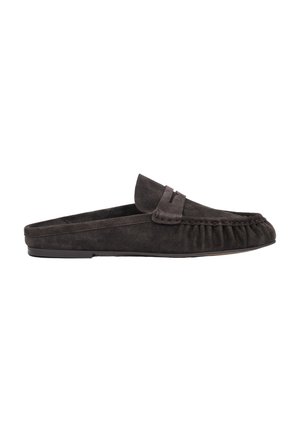 Czarny zamszowy loafer bez pięty z przeszywanym noskiem typu moc toe i wąską płaską podeszwą, pokazany z boku na białym tle.