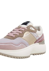 Sneaker in een mix van lichtroze, beige en grijs suède. Heeft getextureerde accenten, een gevoerde tong en een dikke witte zool met grip.