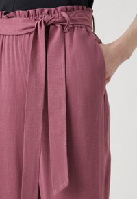 ONLY Tall ONLSIESTA BELT - Hlače - renaissance rose