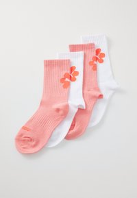 Fyra par strumpor: två rosa med en orange blommönster, och två vita med liknande blommönster. Ribbad textur, längd till mitten av vaden.