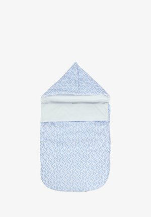 Sac de couchage bleu clair avec un motif géométrique. Tissu doux, capuche triangulaire et doublure blanche. La fermeture est dotée de boutons-pression.