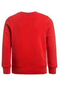 Červená mikina s texturovaným pleteným vzorem, ribrové manžety a lem, a šev ve tvaru V na krku. Jednoduchý a jednobarevný design.