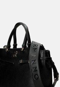 Zwarte leren handtas met een textuurafwerking, dubbele handvatten aan de bovenkant, een verstelbare schouderriem en zilverkleurige hardware met een prominent logo.