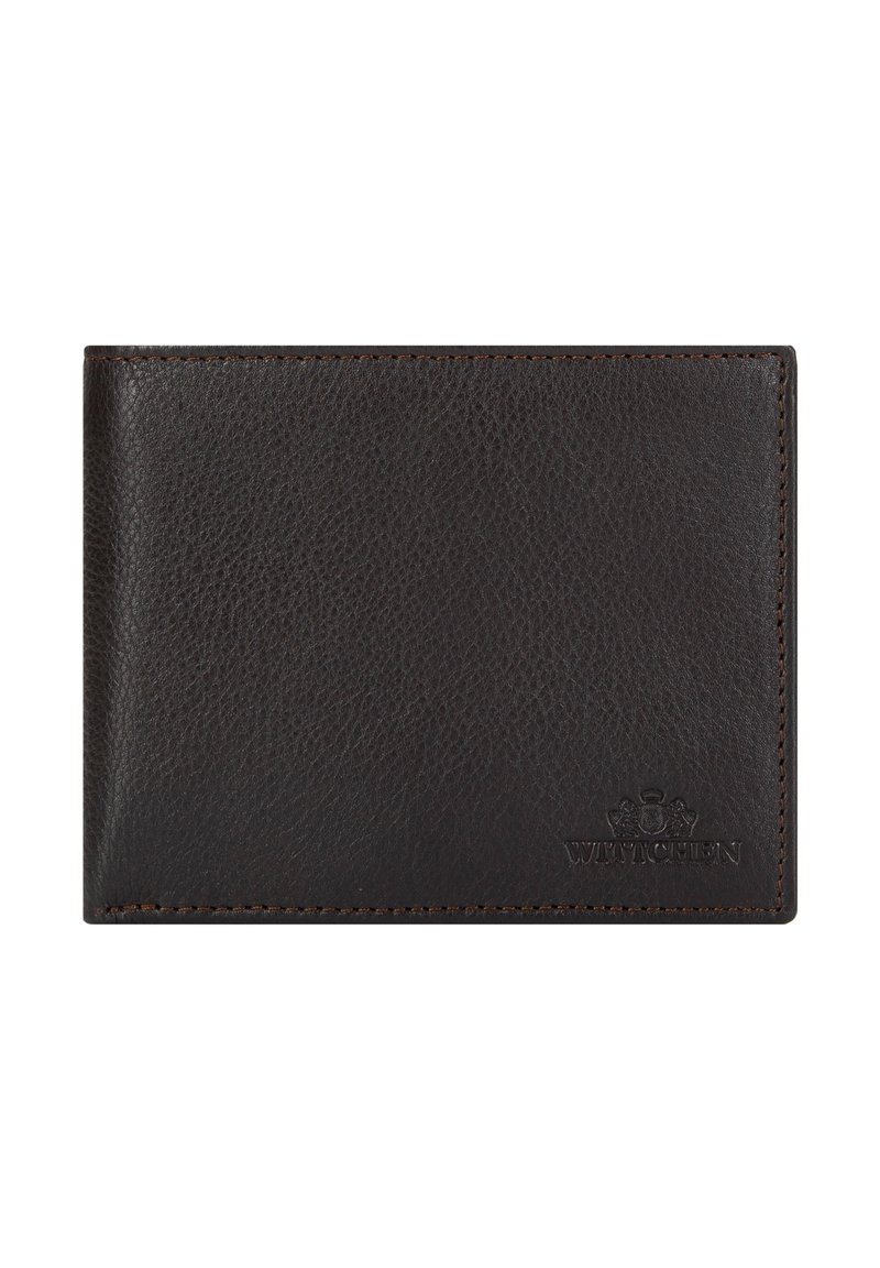 Cartera de cuero marrón oscuro con superficie texturada, diseño rectangular simple, costuras sutiles y logo de la marca en relieve en la esquina inferior.