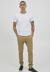 11 Project PRGAETANO REGULAR FIT - Hlače - sand