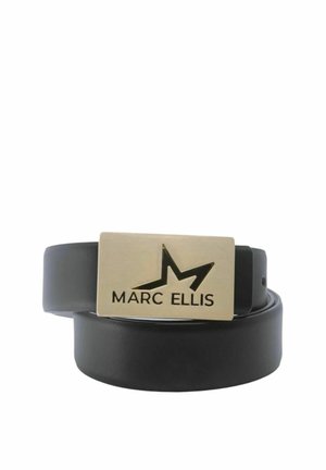 Cintura in pelle nera arrotolata con fibbia rettangolare dorata incisa con una stella stilizzata e il testo "MARC ELLIS".