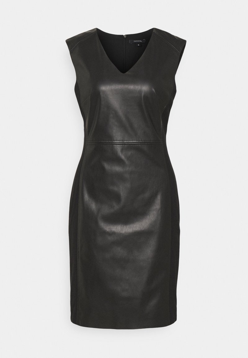 Svart läder ärmlös klänning med V-ringning och figursydd silhuett. Har en slät textur och sömdetaljer, kantad av kontrasterande tyg.