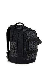 Mochila negra con patrones abstractos en gris, que cuenta con múltiples compartimentos, correas acolchadas y un bolsillo lateral ajustable. Construcción de tela resistente.