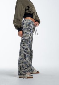 Ed Hardy NYC BADGE  - Reisitaskuhousut - camo