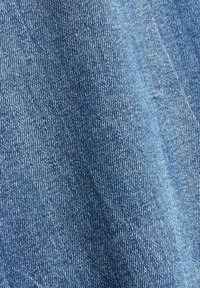 Svetle modrá denimová tkanina s hladkou strukturou, která má jemný keprový vzor a mírný lesk.