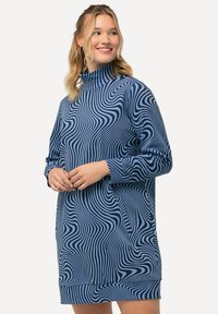 Abito blu a fantasia con colletto alto, maniche lunghe e tasche laterali, realizzato in un materiale morbido ed elasticizzato con linee ondulate.