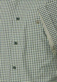 Korte mouwen overhemd in groen en marineblauw ruitpatroon, met knopen, een borstzak en contrasterende binnenkraagdetails.