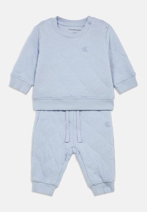 Set pentru bebeluși format din hanorac matlasat albastru deschis și pantaloni, cu manșete rib și talie elastică cu șnur, având un mic logo „ck” pe ambele piese.