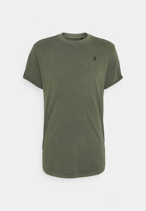 Camiseta de manga corta verde oliva con cuello redondo y un pequeño logo negro en el pecho. Tela suave con un corte relajado y un dobladillo curvado.