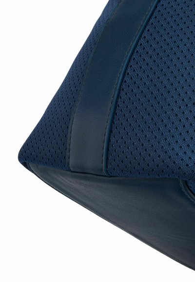 Marineblauwe tas met een mix van soepel leer en gaasmateriaal, met een gestructureerde vorm en een subtiel geperforeerd patroon aan één kant.