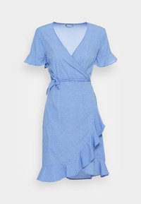 Robe portefeuille bleue avec manches courtes évasées, pois blancs, décolleté en V, taille nouée et détail à volants à l'ourlet. Tissu léger.