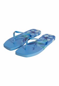 Chineloșii albaștri cu o talpă texturată, decorată cu un model floral în nuanțe de albastru și alb. Au curele subțiri, transparente.
