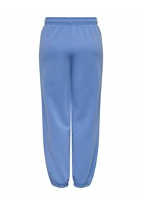 Lyseblå sweatpants lavet af blødt stof, med en elastisk talje og elastiske manchetter ved anklerne for en afslappet pasform. Ingen synlige lommer.