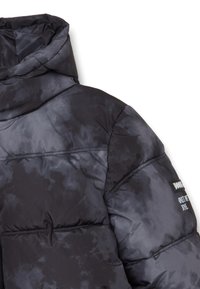 Giubbotto imbottito nero con cappuccio, caratterizzato da una finitura lucida e un motivo marmorizzato. Include dettagli di cucitura e una toppa sul maniche.