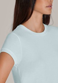 Lichtblauw katoenen T-shirt met een ronde hals en korte mouwen, met een gladde textuur en een aangesloten ontwerp.