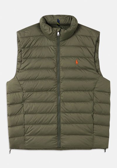 Colete acolchoado verde com gola alta, fecho frontal e logótipo laranja. Apresenta costuras horizontais e bolsos laterais com fecho. Material macio e isolante.