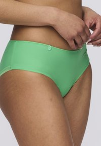 Groene bikini onderkant, gemaakt van smooth stof, met een eenvoudig ontwerp met een lage taille en contrasterende stiksels.