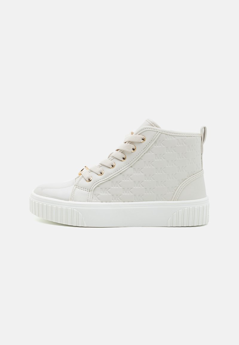 Hochschnittige Sneakers aus hellbeigem Leder mit geprägtem Logo-Muster, weißer Gummisohle, runder Zehenpartie und Schnürverschluss mit metallischen Akzenten.