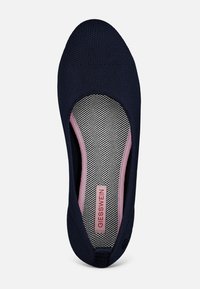 Botte slip-on de couleur marine avec un dessus en toile respirante et texturée, doublure intérieure rose et forme profilée. Équipée d'une semelle en caoutchouc et d'un détail de logo.