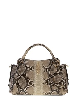 Sac à main structuré avec motif peau de serpent beige et marron, poignée arrondie unique, fermoir doré et étiquette assortie attachée avec porte-clés.