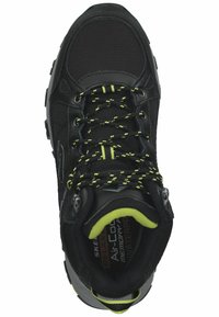 Zapato de senderismo negro con parte superior de malla, acentos en verde neón y cordones texturizados. Presenta una suela resistente, un cuello acolchado y detalles impermeables.