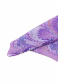 Sciarpa leggera viola con motivo floreale in diverse sfumature di viola e blu, con una texture liscia e estremità appuntite.