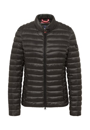 Schwarze Pufferjacke mit hohem Kragen, horizontal gestepptem Muster, Reißverschluss als Verschluss und seitlichen Taschen. Hergestellt aus einem glatten, glänzenden Material.